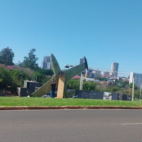 Queda de avião monumento na Avenida São Paulo surpreende moradores em Maringá
