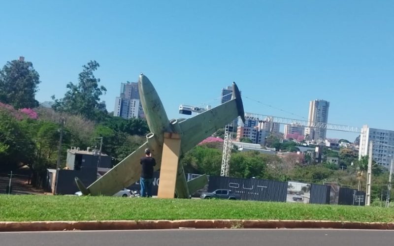 Queda de avião monumento na Avenida São Paulo surpreende moradores em Maringá