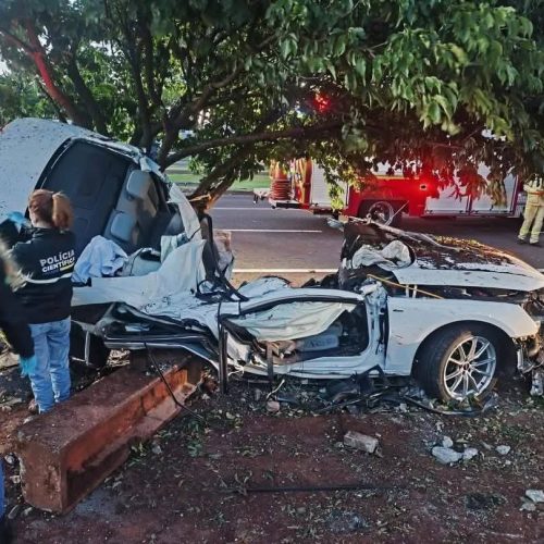 COLISÃO FATAL EM CASCAVEL: DUAS PESSOAS MORREM APÓS CARRO ATINGIR POSTE