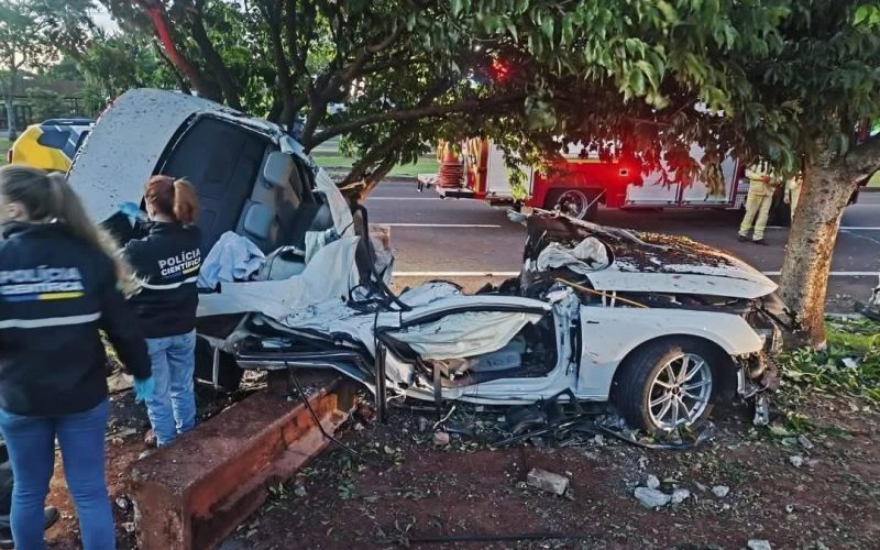 COLISÃO FATAL EM CASCAVEL: DUAS PESSOAS MORREM APÓS CARRO ATINGIR POSTE