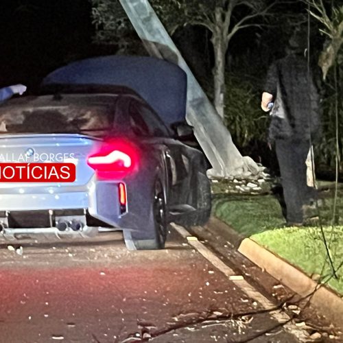 Carro bate forte contra poste e deixa gestante ferida na Estrada Romeirinha em Maringá