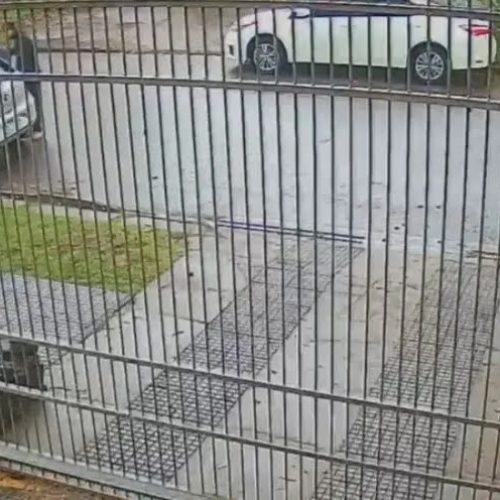 Câmeras flagram homem arrombando carro e fugindo com mochila em Maringá