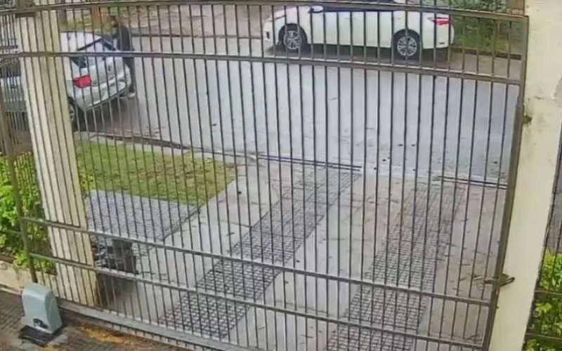 Câmeras flagram homem arrombando carro e fugindo com mochila em Maringá