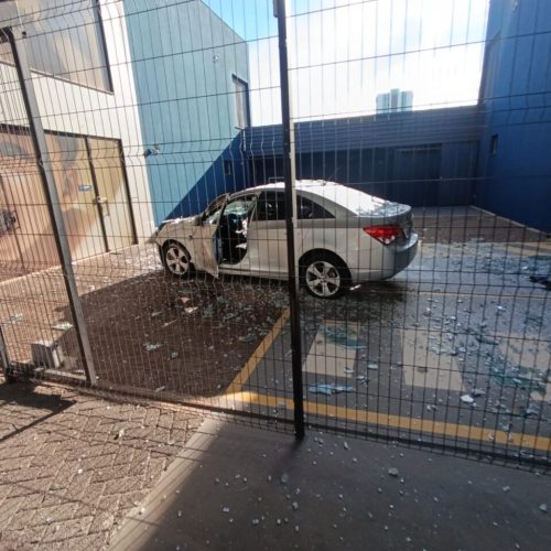 Motorista perde o controle, invade escola em Maringá e tenta fugir após acidente