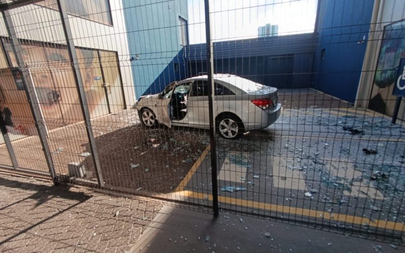 Motorista perde o controle, invade escola em Maringá e tenta fugir após acidente