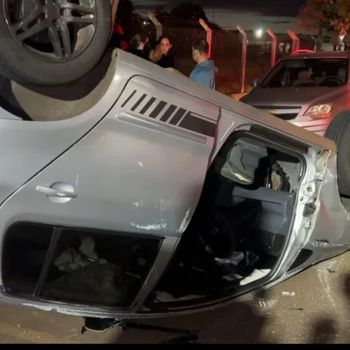 Mulher perde o controle, atinge três veículos estacionados e capota carro em Sarandi