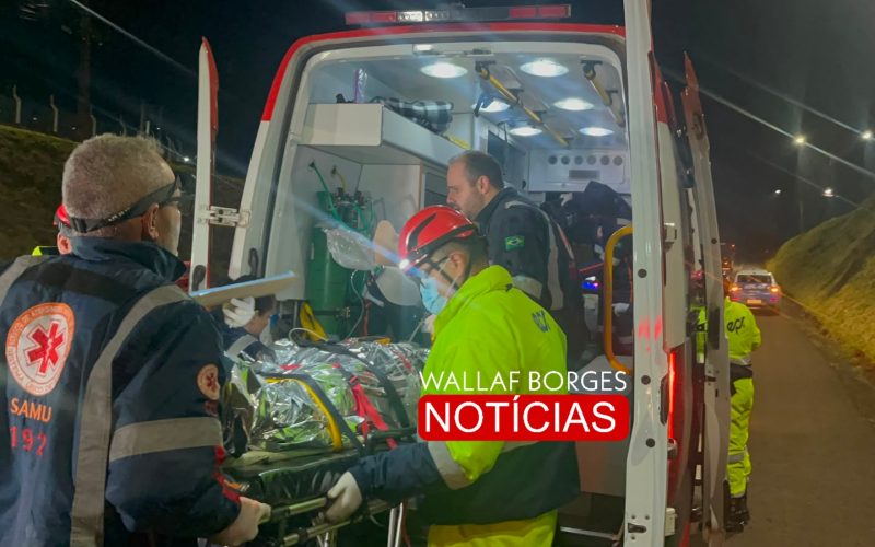 Motociclista é ejetado de viaduto após colisão frontal e fica em estado gravíssimo