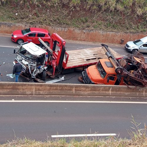 ACIDENTE NA BR-376: COLISÃO ENTRE CAMINHÕES DEIXA MOTORISTA FERIDO EM MANDAGUAÇU