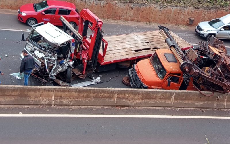 ACIDENTE NA BR-376: COLISÃO ENTRE CAMINHÕES DEIXA MOTORISTA FERIDO EM MANDAGUAÇU