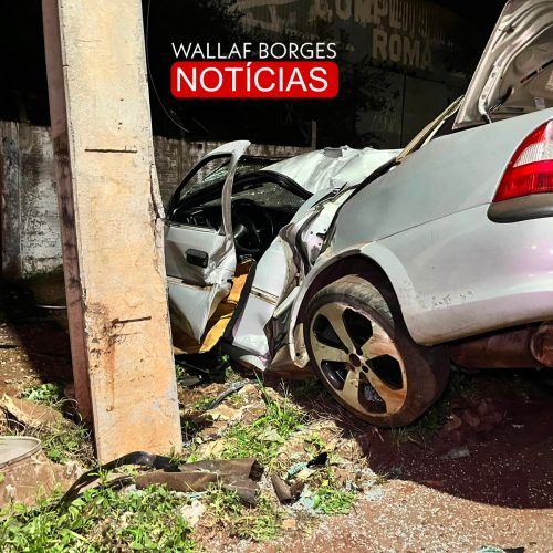 Carro fica destruído após bater contra poste na BR-376, em Sarandi; ocupantes deixam o local