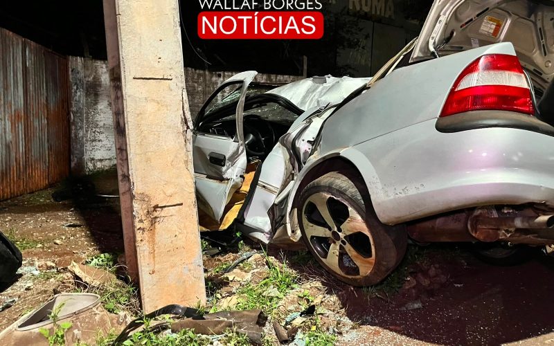 Carro fica destruído após bater contra poste na BR-376, em Sarandi; ocupantes deixam o local