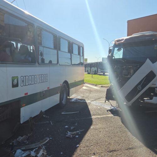 Forte impacto entre ônibus da Cidade Verde e caminhão deixa seis feridos na Avenida Colombo, em Maringá