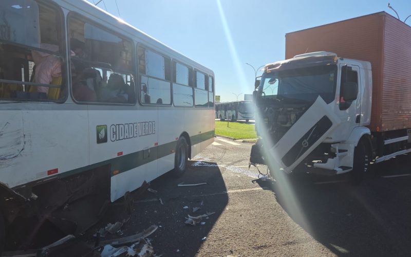 Forte impacto entre ônibus da Cidade Verde e caminhão deixa seis feridos na Avenida Colombo, em Maringá