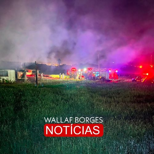 Incêndio destrói casa de madeira em Sarandi; três idosos conseguem escapar sem ferimentos
