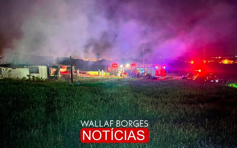 Incêndio destrói casa de madeira em Sarandi; três idosos conseguem escapar sem ferimentos