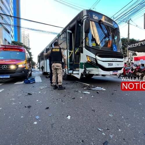 Acidente entre carro de luxo e ônibus é registrado no Centro de Maringá