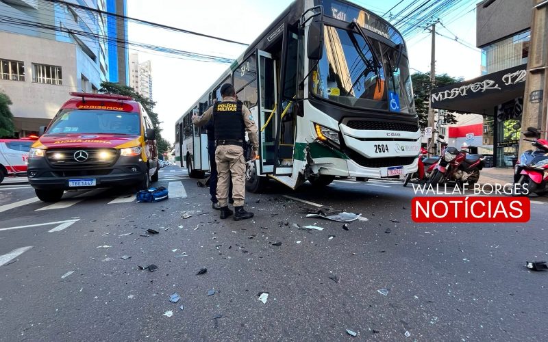 Acidente entre carro de luxo e ônibus é registrado no Centro de Maringá
