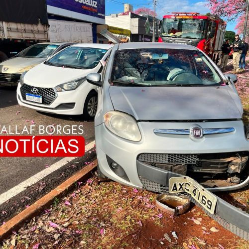 Idoso de 92 anos fica ferido após perder o controle e causar acidente na Avenida Colombo