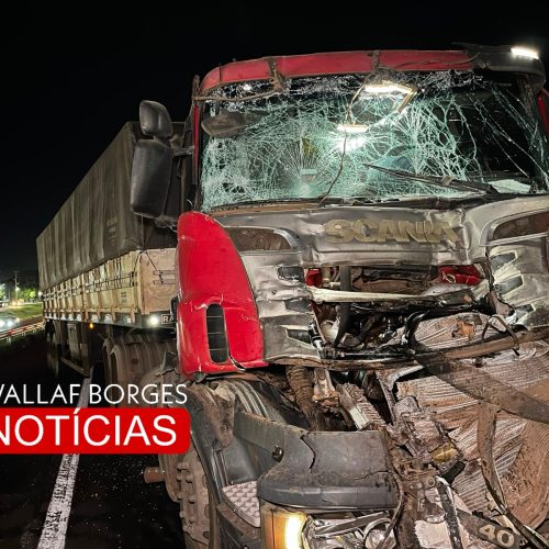 Grave acidente na PR-323 em Paiçandu: Caminhão colide em traseira de carreta e deixa motorista ferido