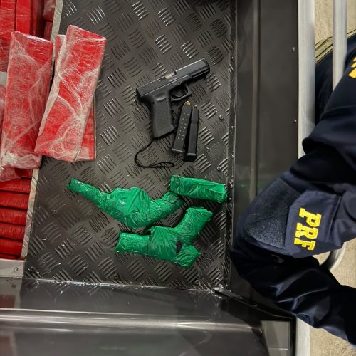 PRF Apreende Barco com Fundo Falso Recheado de Drogas e Armas na BR-376 em Maringá