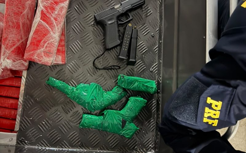 PRF Apreende Barco com Fundo Falso Recheado de Drogas e Armas na BR-376 em Maringá