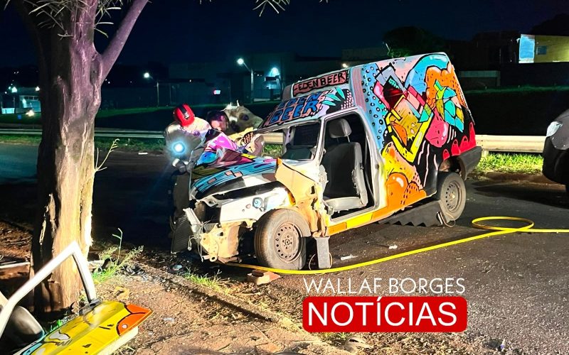 Homem fica ferido após carro bater contra árvore no Contorno Norte de Maringá