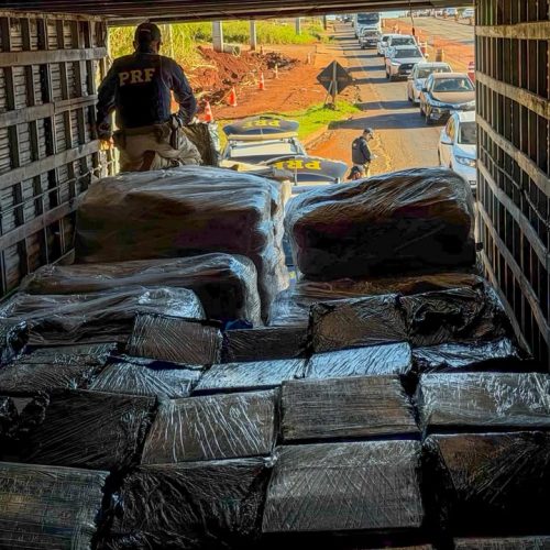 Carreta com carga de suposto soro de leite é flagrada com grande quantidade de maconha na PR-317
