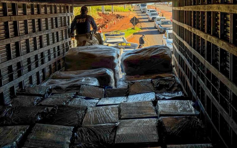 Carreta com carga de suposto soro de leite é flagrada com grande quantidade de maconha na PR-317