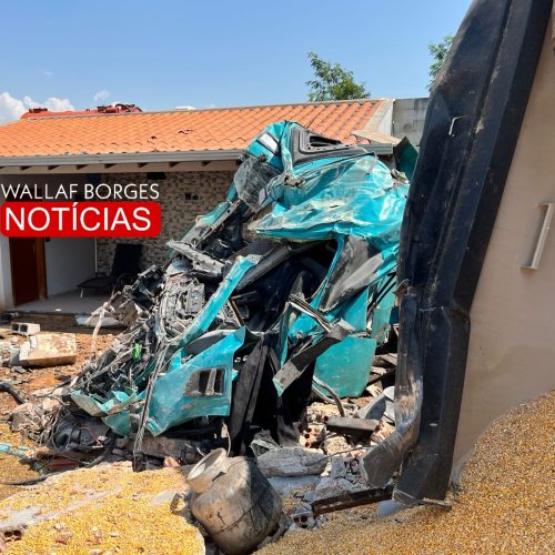 Grave acidente entre carreta e van deixa cinco feridos e mobiliza equipes de resgate na PR-317