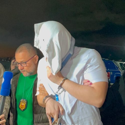 Advogado suspeito de matar médica em Maringá chega à delegacia com cueca na cabeça