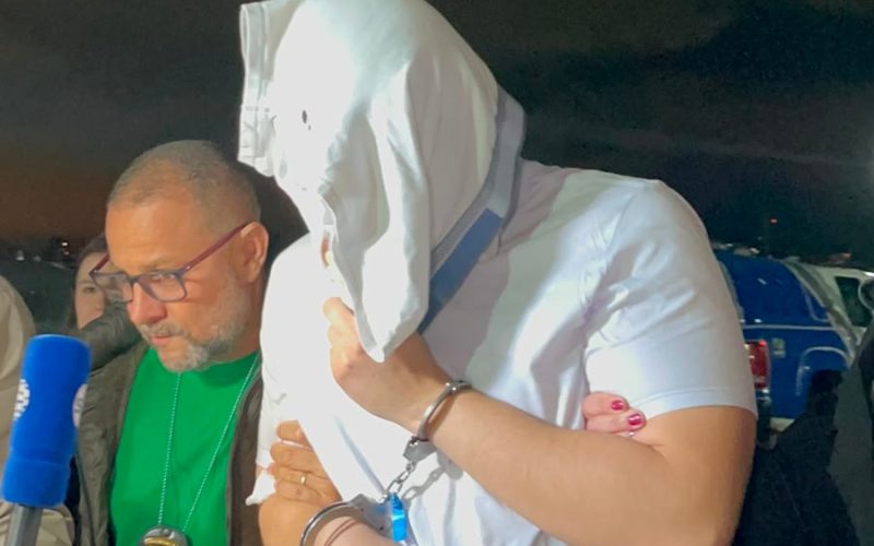 Advogado suspeito de matar médica em Maringá chega à delegacia com cueca na cabeça