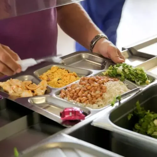 Restaurantes Populares de Maringá servem almoço especial de Dia dos Namorados e Festa Junina por R$ 3