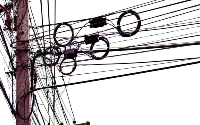 Nova lei endurece regras para retirada de fios e cabos soltos em Maringá e prevê multas de até R$ 20 mil